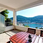 By The Sea Apartman