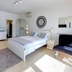 By The Sea Apartman *