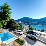 By The Sea Apartman