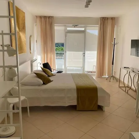 Apartment By The Sea *