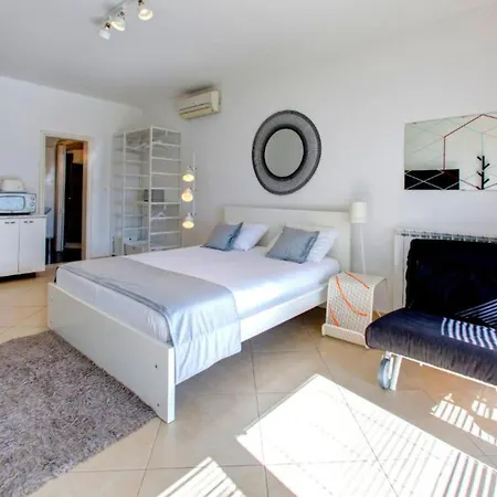 By The Sea Apartman *